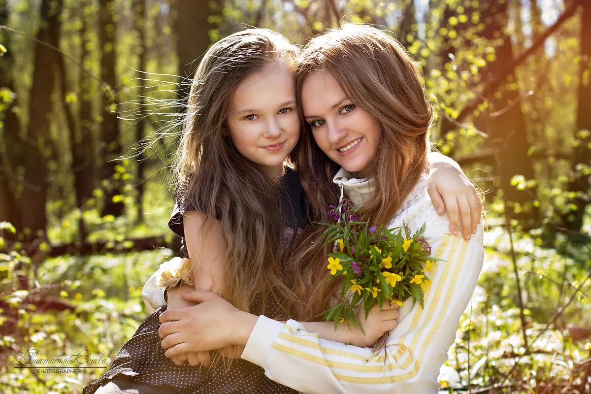 Фотосессия с дочкой. Мама и дочка. Красивая мама с дочкой. Фотосессия мама и дочка. Девушка с дочерью.