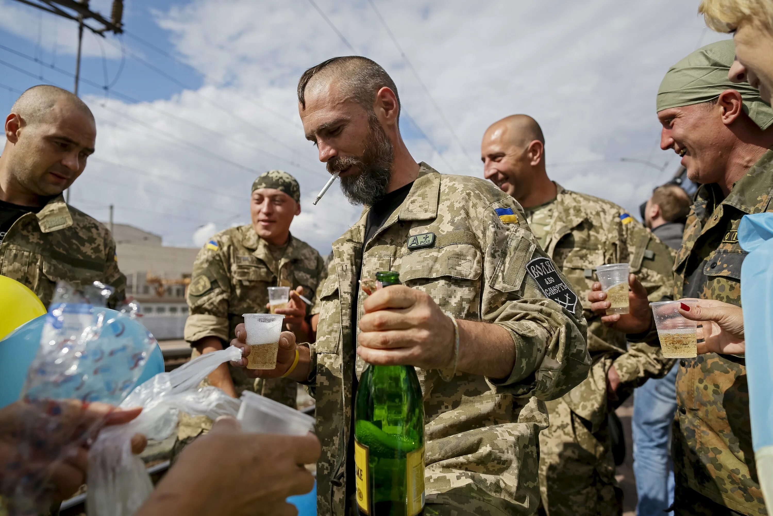 Сильная армия украины. Украинская армия. Пьяные украинские военные.