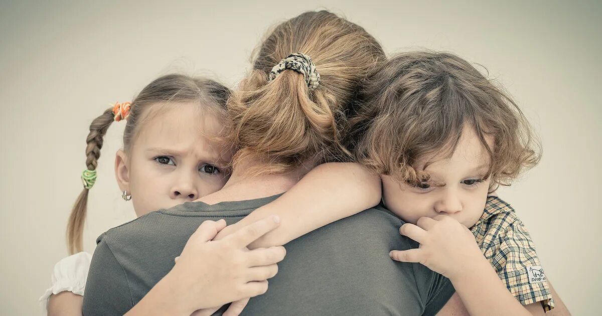 ребенок идет в детский сад. ребенка забирают из семьи. мама хотела забрать ребенка. дети в саду. малыши в детском саду.