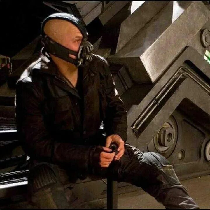 Возрождение легенды актер. Tom hardy bane. том харди бэйн без маски. бэйн том харди. тёмный рыцарь возрождение легенды бэйн.
