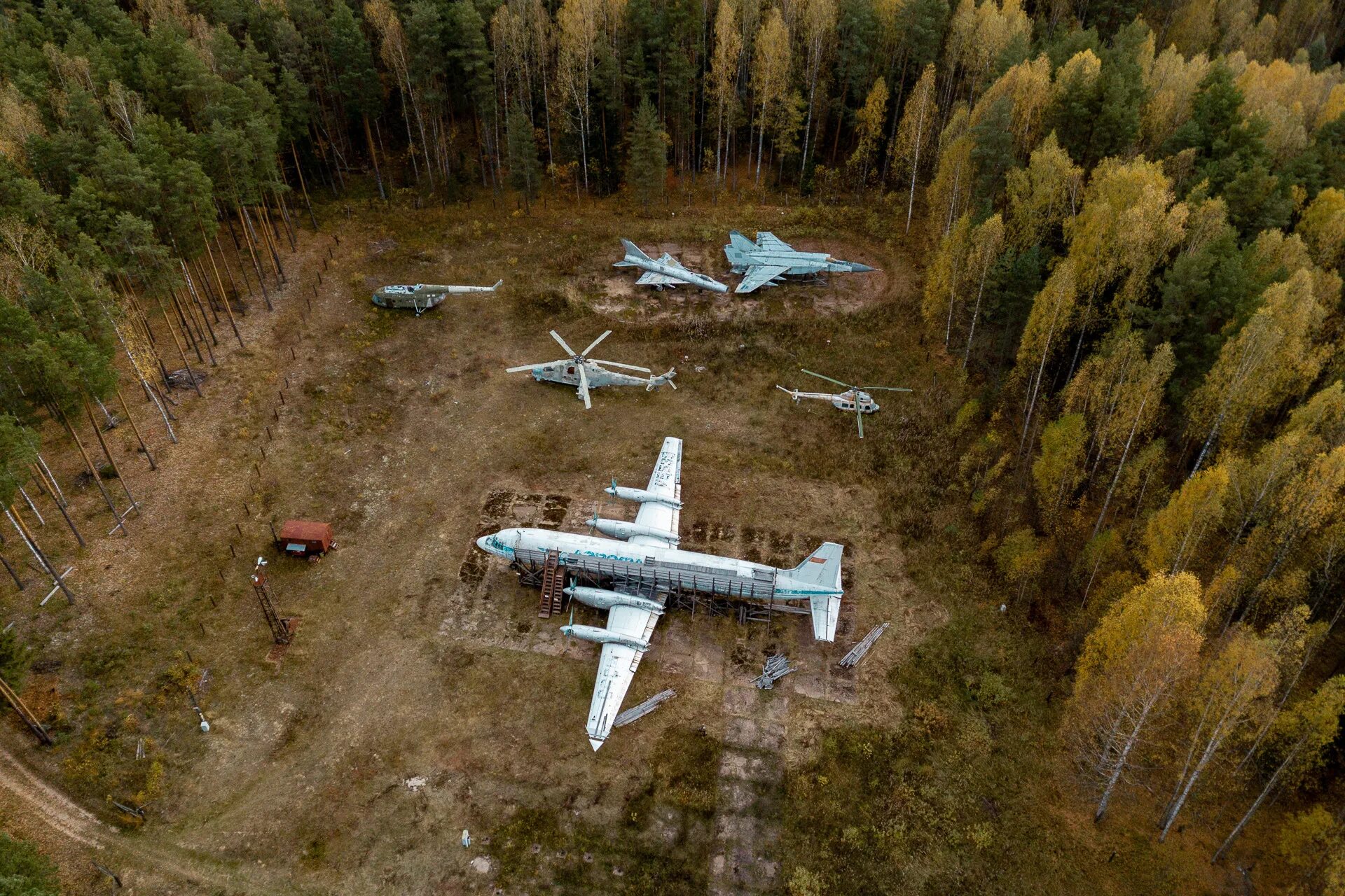 Брошенные самолеты. Военный самолёт над лесом. Заброшенные военные самолёты в Московском лесу. Брошенные самолеты в лесу. Самолет кидать