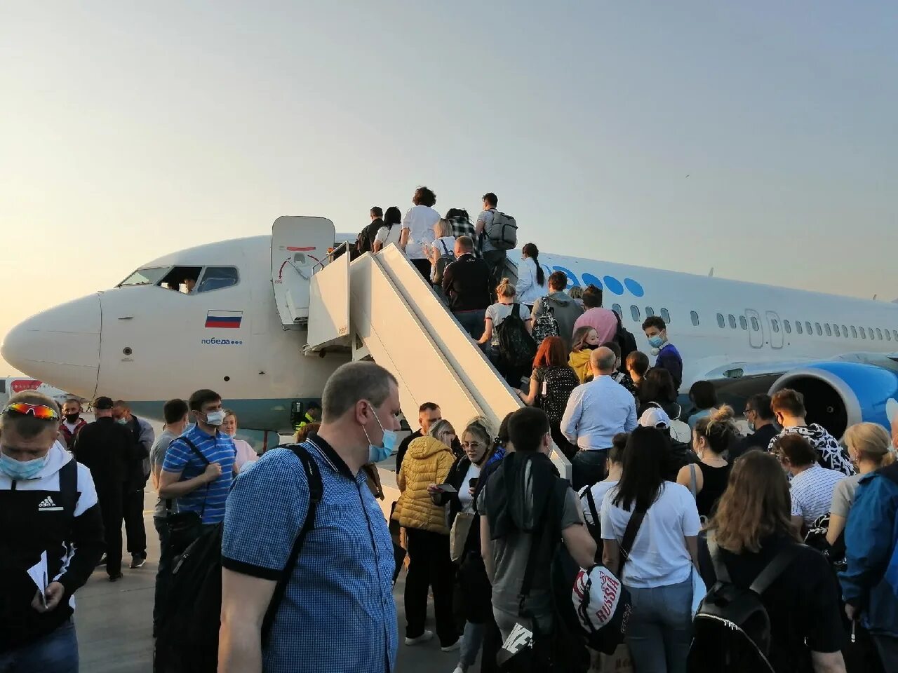 Самолет екатеринбург бангкок. Самолет с пассажиром. Самолет и аэропорт. Посадка пассажиров в самолет. Египет самолет.