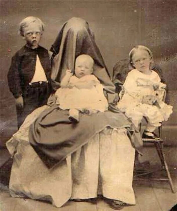 Страшные мертвые люди. Викторианская постмортен фотография посмертная 19 века. Спрятанная мать викторианская эпоха снимки. Коллекция стэнли бернса пост мортем. Post mortem викторианской эпохи.