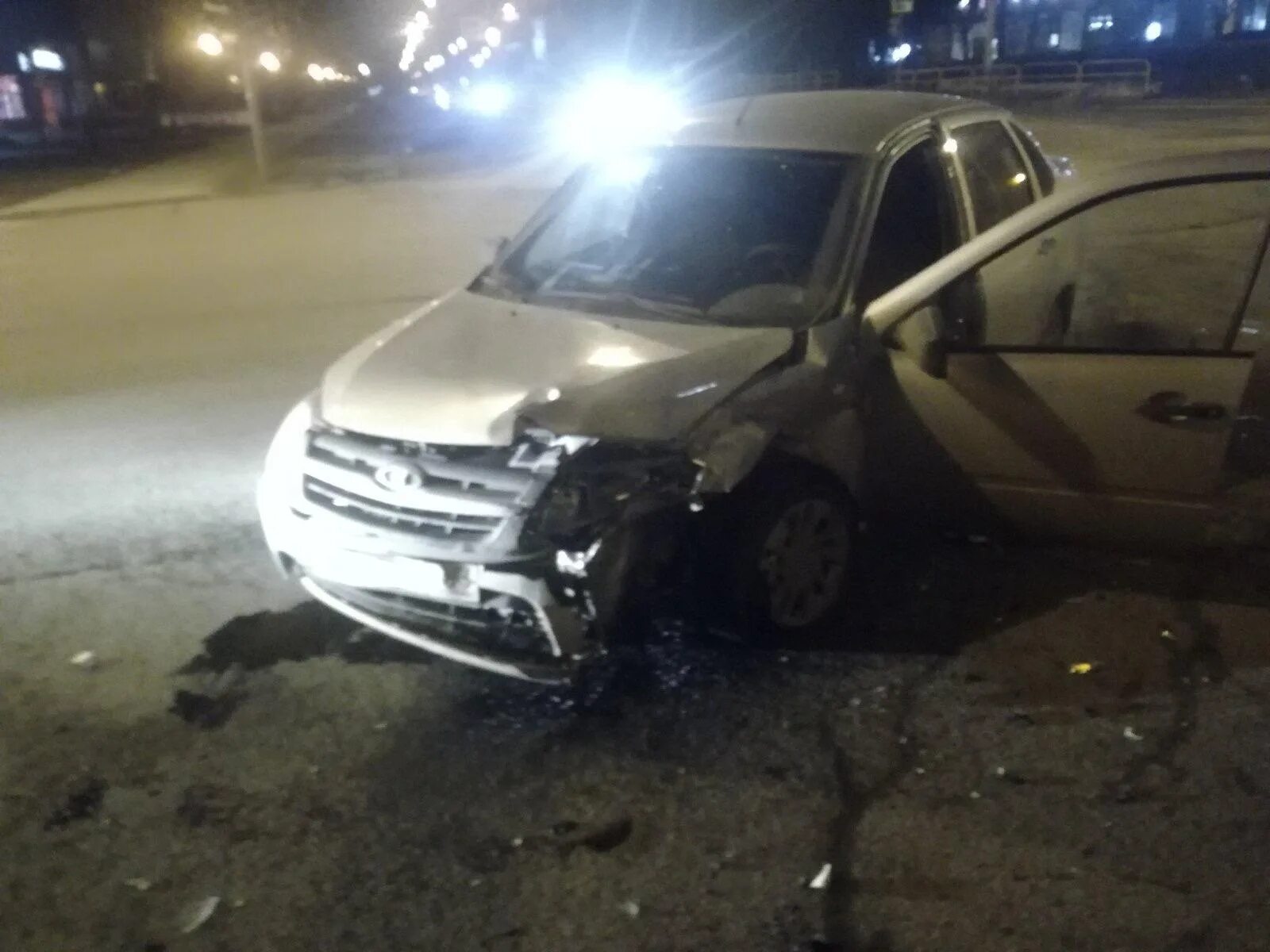 Дтп с грантой. Битая гранта фл черная. Гранта лифтбек авария. Столкновение машин в балаково. Дтп с грантой.