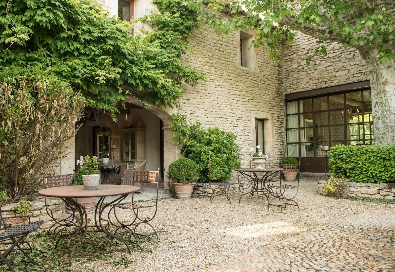 Колониальный ландшафтный стиль. Сад во дворе. Ландшафтный сад ландизайн. Английский дворик ландшафт. Сады дворики.