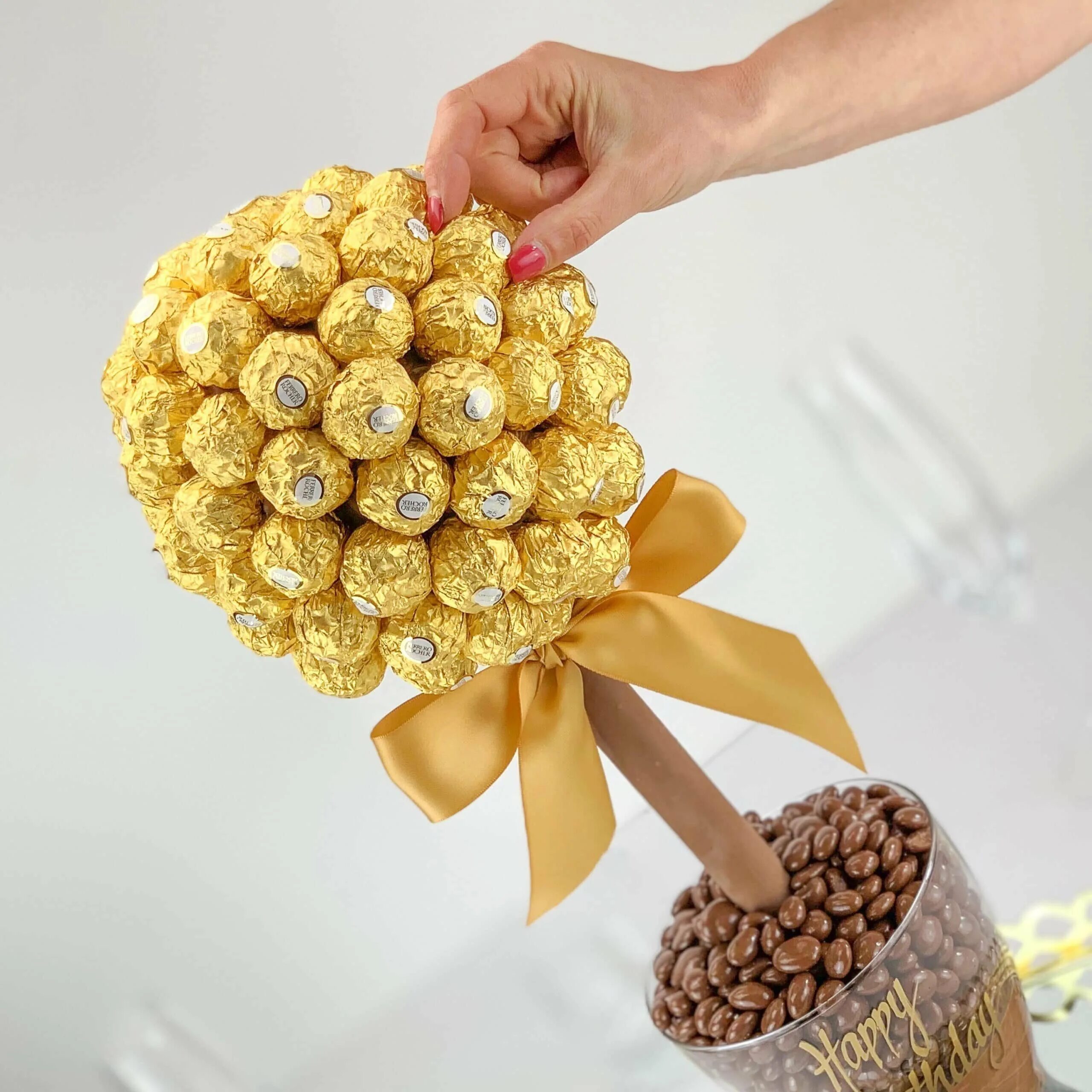 Подарочный букет своими руками. Подарочный букет своими руками. Подарочный букет своими руками. Букет с конфет и атласных лент. Букет из чупа чупсов мастер класс.