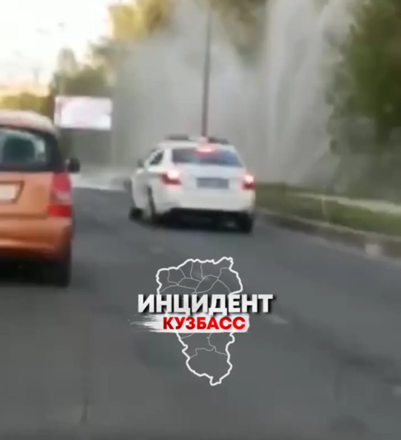 Столб. Телеграм инцидент. Видеозапись инцидента опубликовал telegram-канал «безумный екб». Телеграм инцидент. Телеграм инцидент.