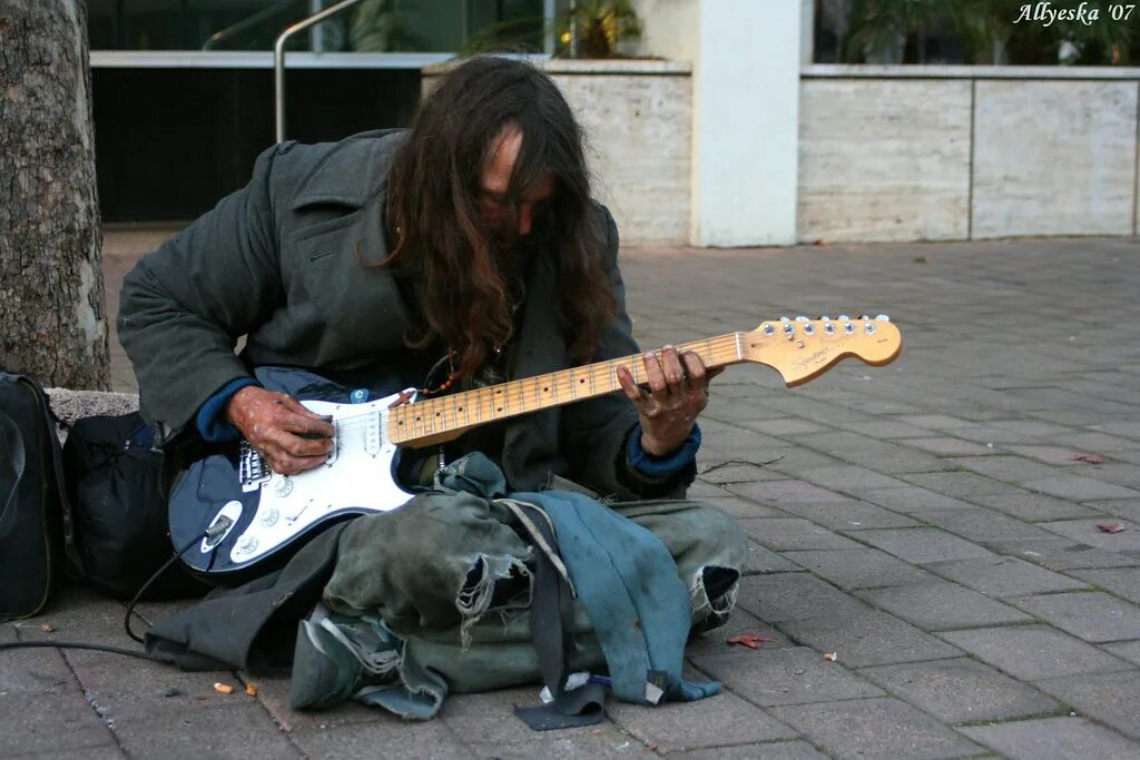 Бомж гитарист. Buskers гитара. Busker Guitar Stray. Yuns стил ДРИ дог на гитаре.