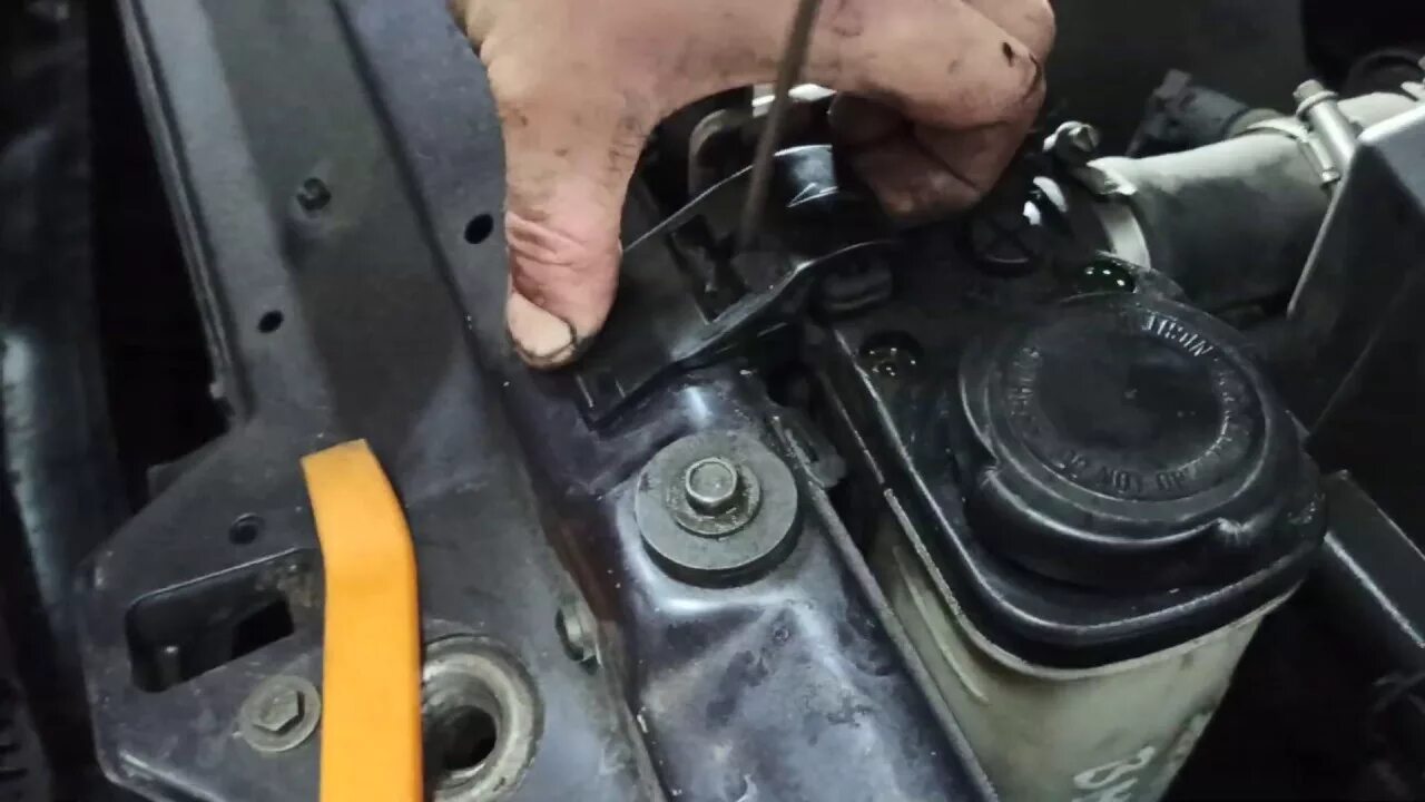 BMW e36 снятие креплений на радиаторе - YouTube