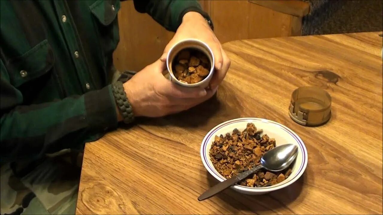Как правильно заварить чагу березовую в термосе. How to make chaga mushroom tea. заваренный бичракет. best way to make mushroom tea. как заваривать чагу видео правильно.