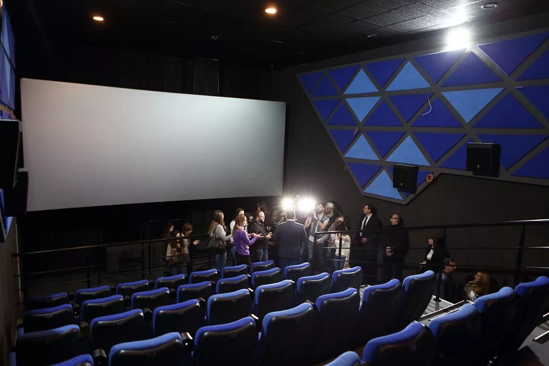 Первомайский кинотеатр омск внутри. Первомайский афиша омск. Первомайский вип зал омск. Первомайский афиша омск. Первомайский афиша омск.