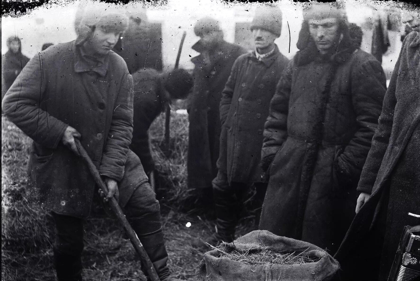 1930 расстрел. 1930 - е годы – сталинские репрессии, коллективизация, раскулачивание. раскулачивание крестьян 1928-1932. раскулачивание 1930х годов. раскулачивание крестьян в 30 годы.
