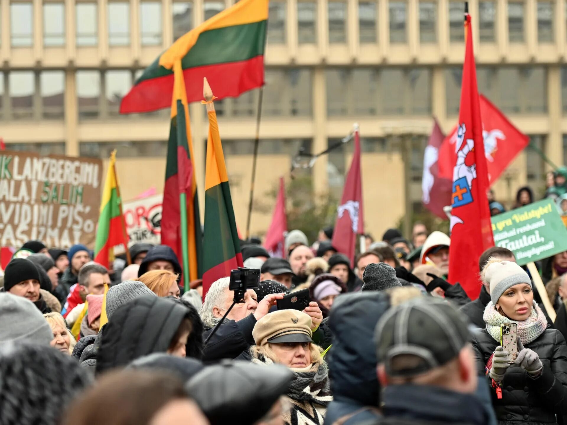 Литва события. Штурм телецентра в вильнюсе 1991. митинги литва 1991. события в вильнюсе в январе 1991. демонстрация против независимости литвы.1991г.