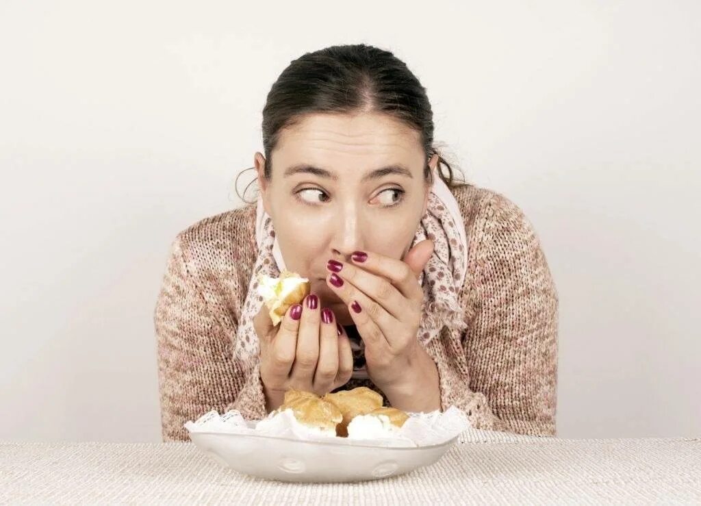 Девушка перекус. Заедать стресс. Переедание. Заедать стресс. Эмоциональное переедание.