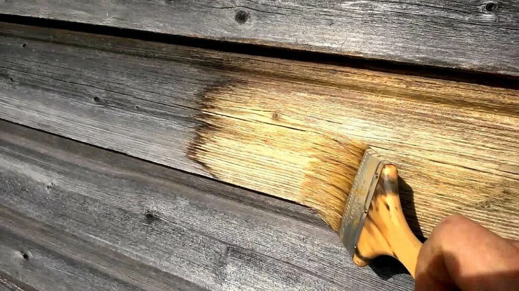Чем можно обработать дом. Обработанное дерево. Отбеливание потемневшей древесины. Краска для деревянных стен. Дерево обработанное морилкой.