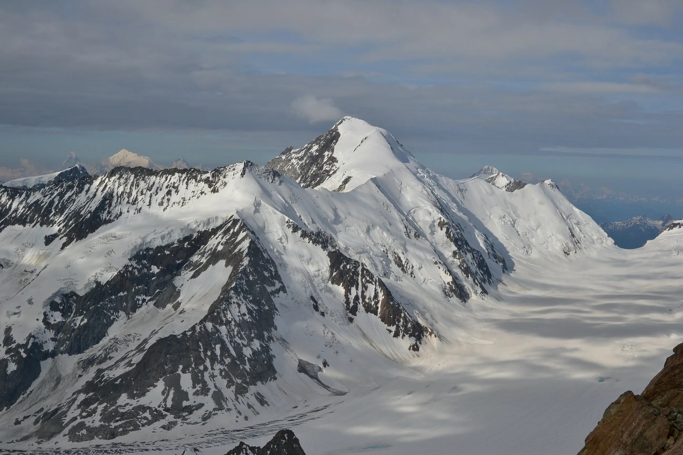 The highest mountain in europe. Ледник Финстераархорн. Гора Финстераархорн. Горы 4000 метров. Северная сторона горы.