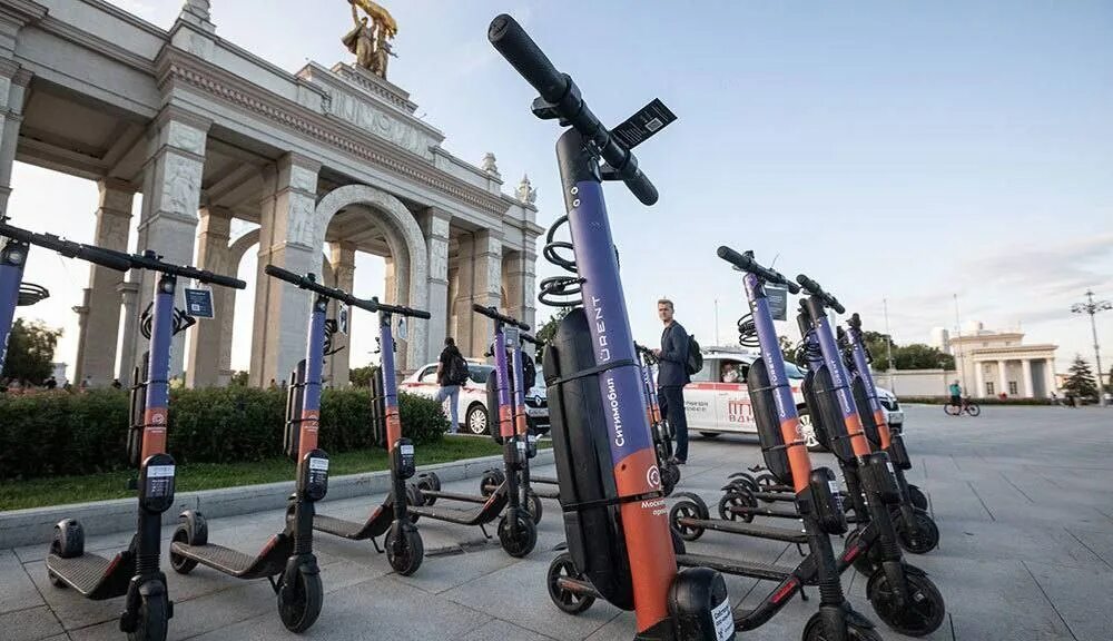 Прокат самокатов телефон. Электросамокаты urent. самокаты сити urent. самокаты напрокат урент. склад электросамокатов.