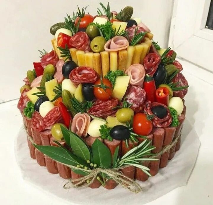 Торт из колбасы. Мужской букет торт. Торт из колбасы. Торт из мясных деликатесов. Торт из колбасных изделий.