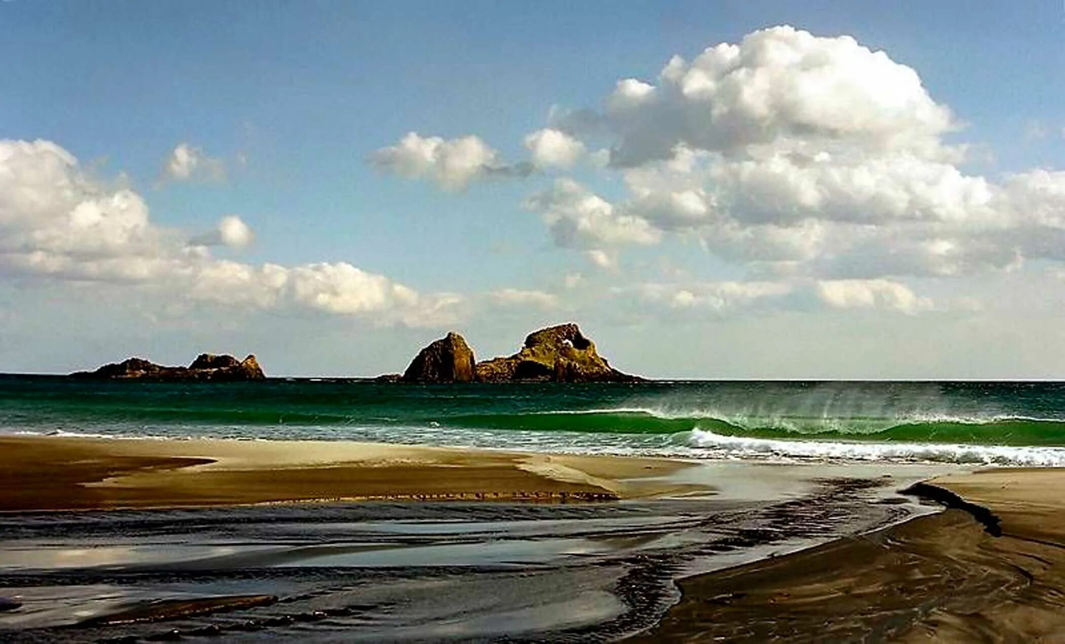 Мыс выступ приморский край. Габон пляжи. Зеркальный пляж. Курилы остров итуруп. Зеркальный пляж итуруп.