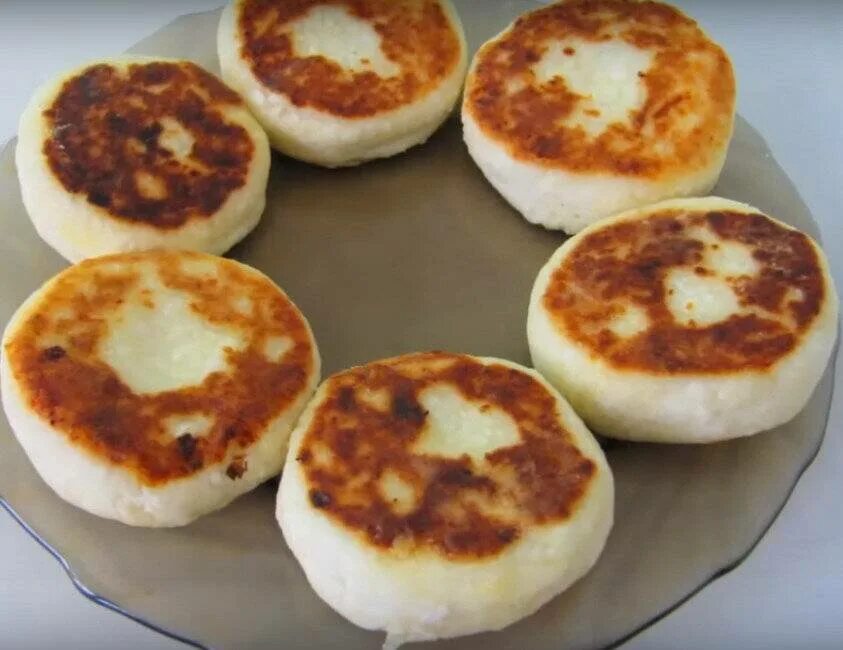 Сырники из творога рецепт с манкой. Сырники с манкой. Сырники с манкой и творогом. Вкусные сырники с манкой. Творожники с манкой.