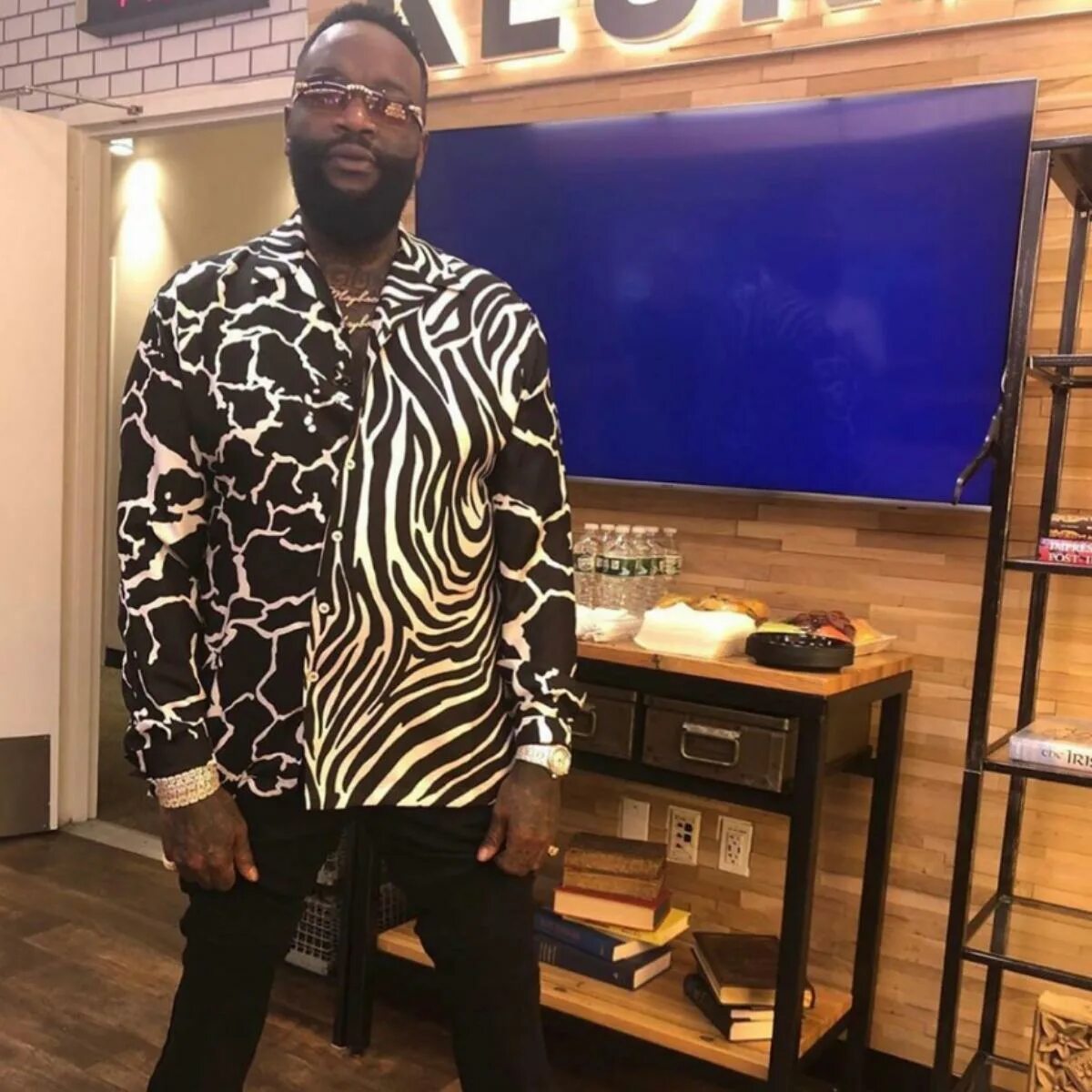 Луи томлинсон с парнем на икс фактор. Рик росс стиль. Английский язык chuckles. Лэрри лоуэлл,. Луи томлинсон 2013.