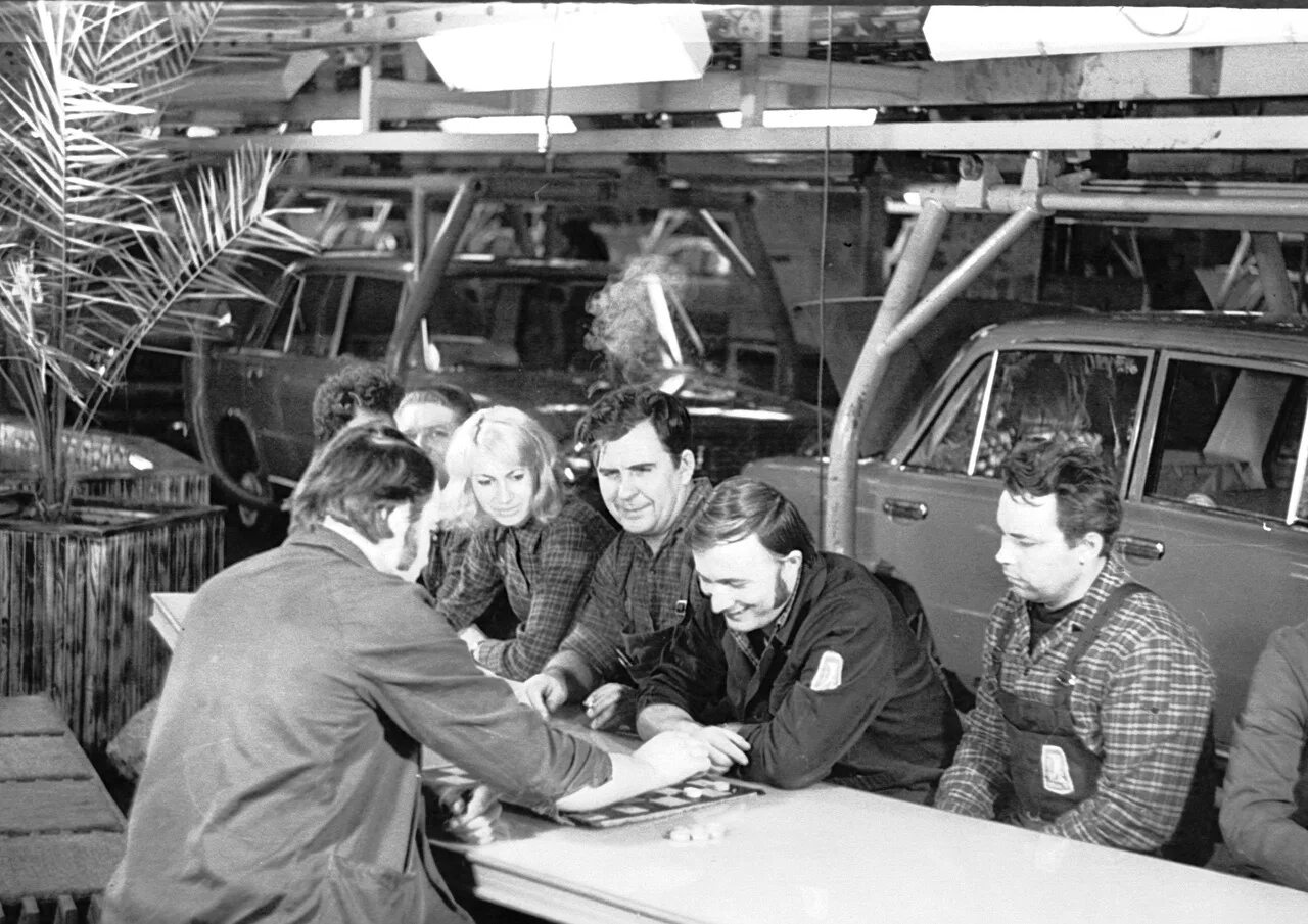 Конструктор автоваза. Ваз 2121 завод ссср. Инженер ваз. Нива 2129 кедр. Женщины на автозаводе.