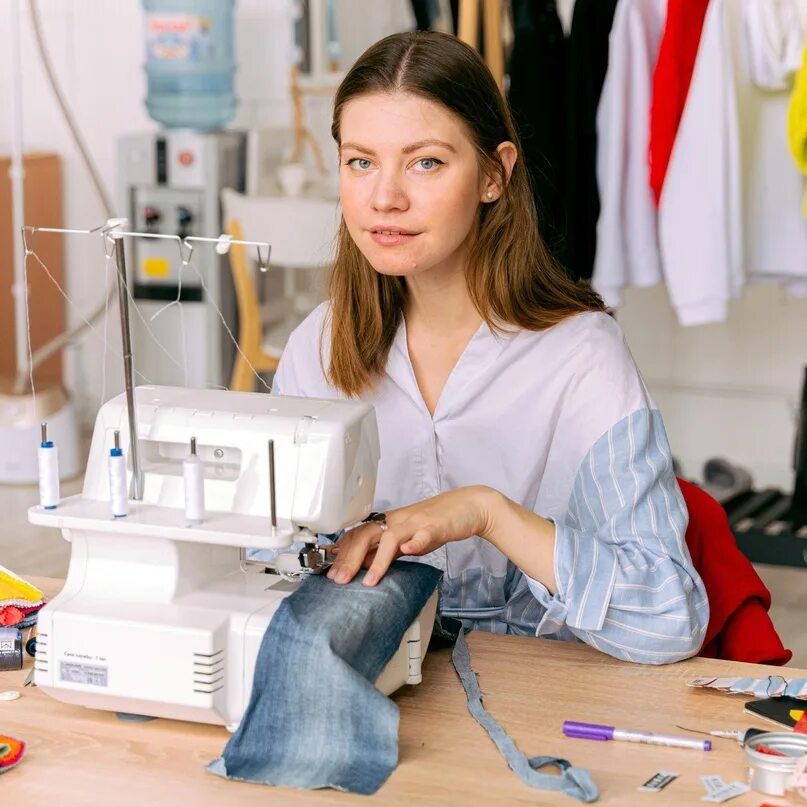 Шьет на машинке. Мастер класс по шитью. Пошив на швейной машинке. Закройщик модельер. Шитье одежды.