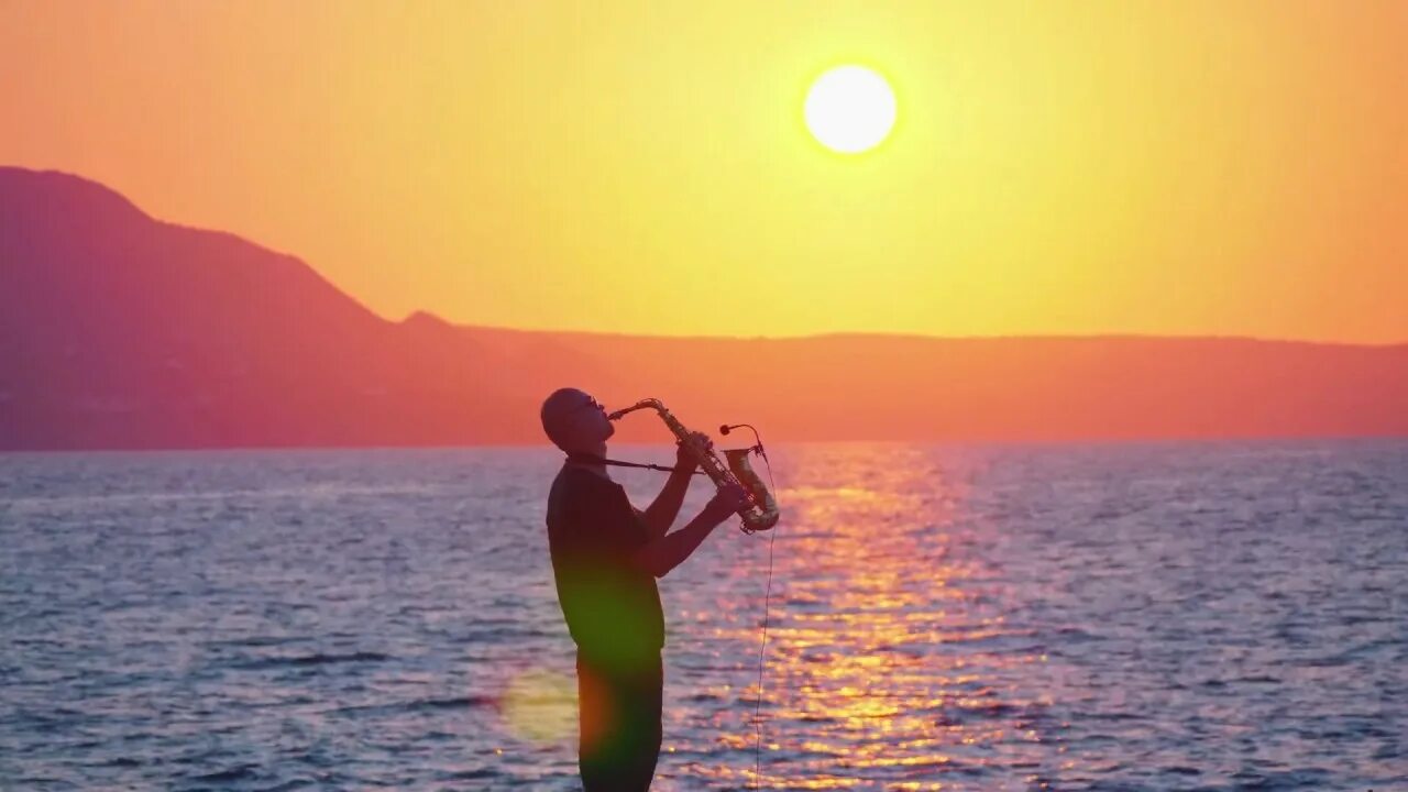 Саксофон и море. Саксофонист на закате. Саксофонист на море. Саксофон на пляже.