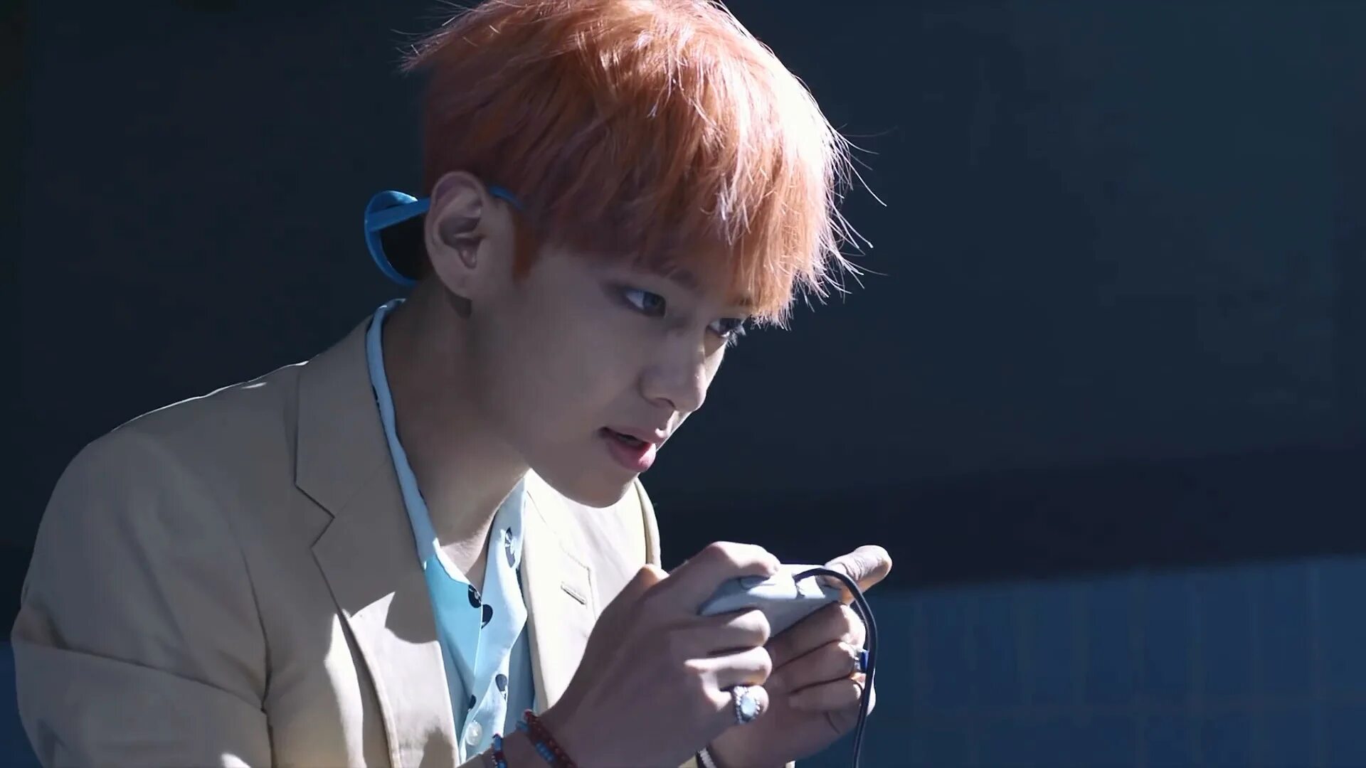 Бтс эра айдол. Бтс fake love. Клип тэхена из бтс. Тэхен бтс. Тэхен бтс.