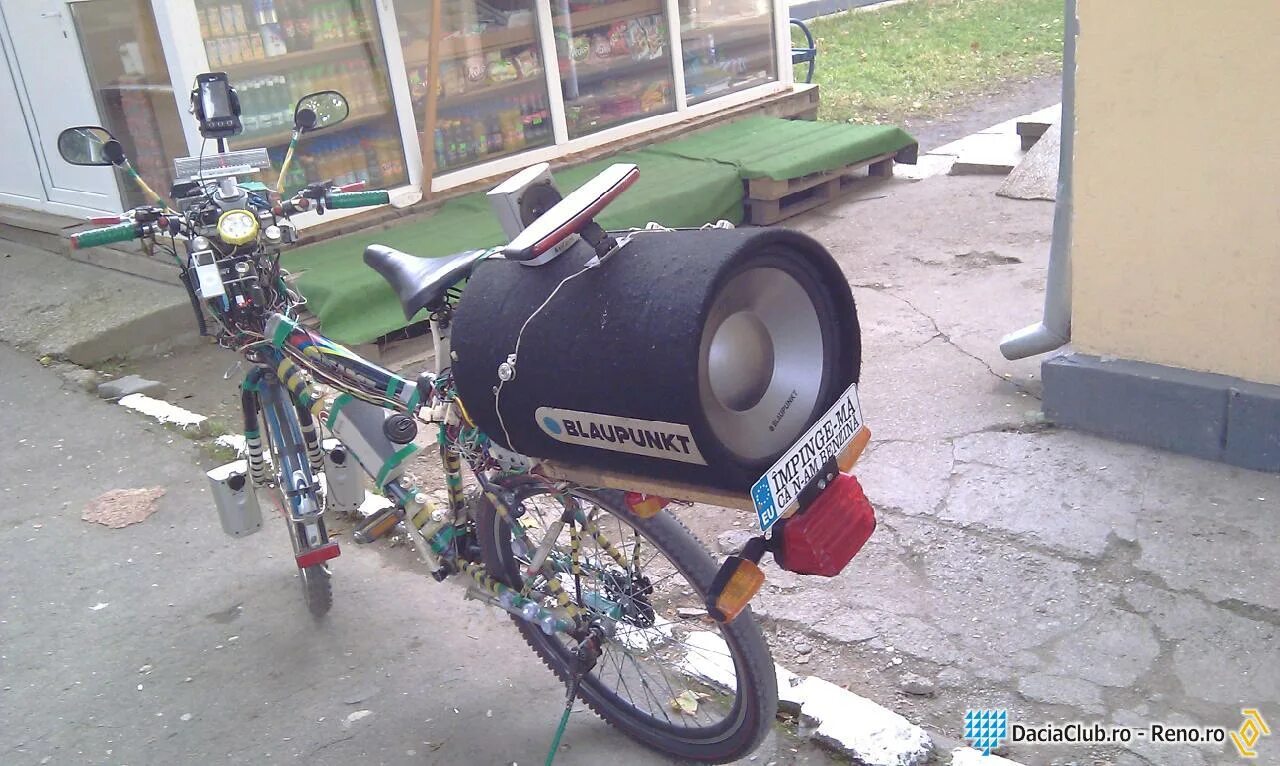 Тюнингованный велик. Магнитола для велосипеда. Колонка для велосипеда. Matterhorn сабвуфер. Колонка для велосипеда.