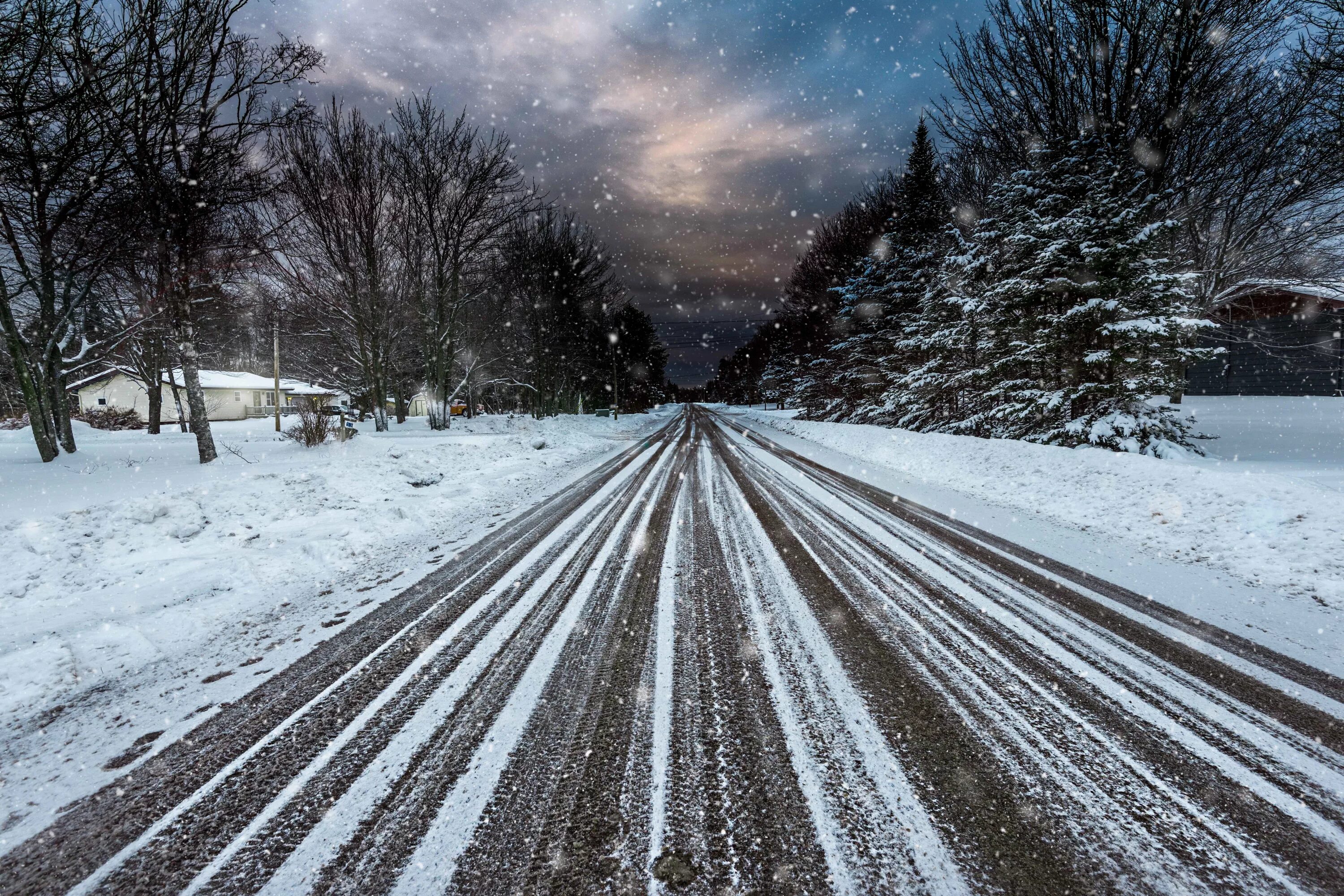 Наличие снега на дорогах. Заснеженная дорога. Снег на дороге. Зима дорога. Снежные дороги.