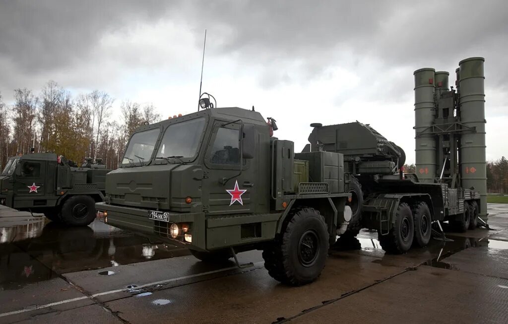 Сколько стоит с 400. С-400 Триумф. С400 ПВО. ЗРС С-400. С-400 Триумф кабина.