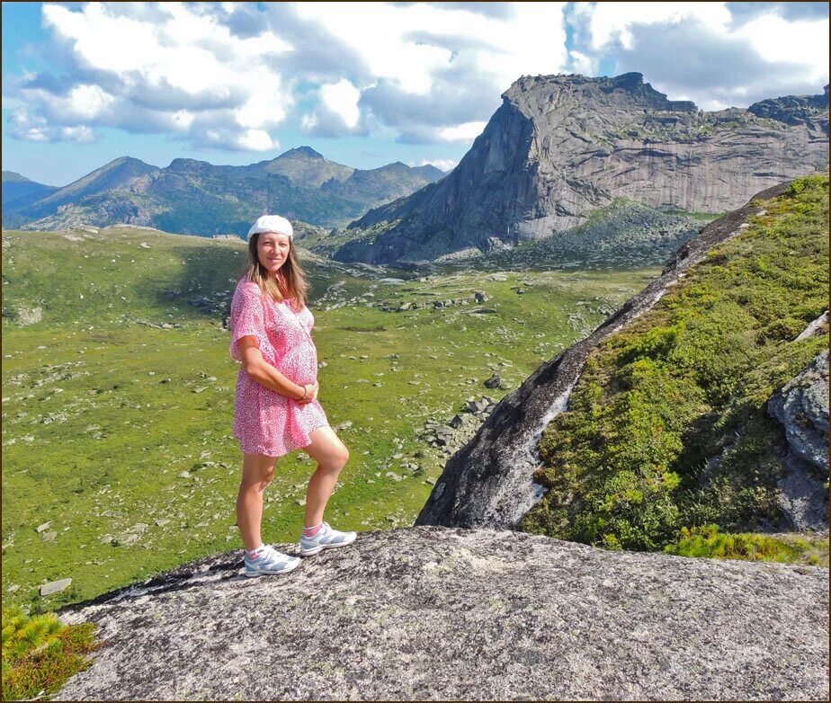 женщина скалолаз. беременные на природе прогулка. беременная на свежем воздухе. можно беременным в горы. пешие прогулки для беременных.