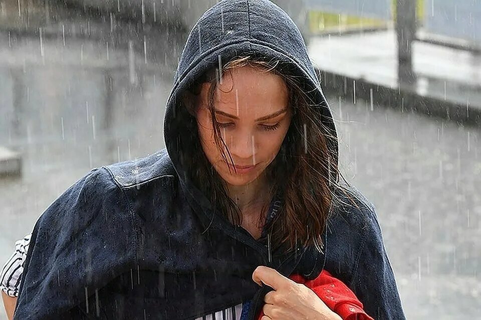 Алиса сегодня дождь есть. Дождь в Москве. Дождь в Москве сейчас. Девушка переживает. Алиса будет ли сегодня дождь.
