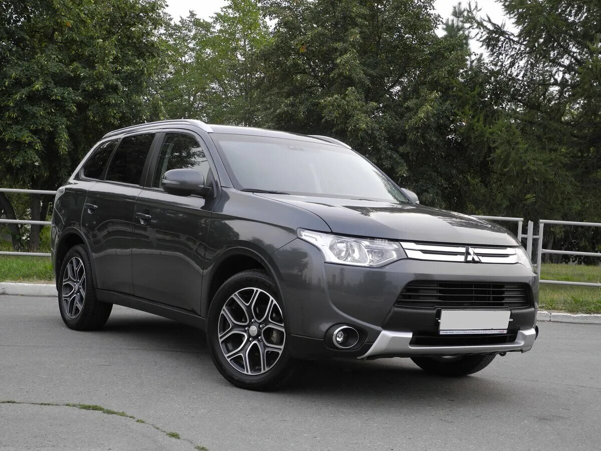 Аутлендер 3 года выпуска. Mitsubishi Outlander 2013 год серый металлик. Митсубиси Аутлендер 3 поколения. Mitsubishi Outlander 3 поколение серый. Аутлендер 3 Рестайлинг 2014 серый.