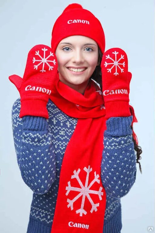 Брендированные шапки. Шапка и шарф брендированные. шарф с логотипом. шарф и варежки. логотип варежки шапки.