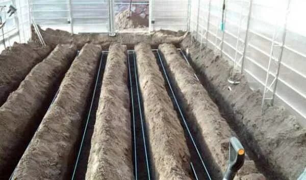 как сделать грунт теплее. система обогрева грунта в теплице. зимняя теплица с отоплением. конструкция теплой грядки. высокие грядки наполнение схема.