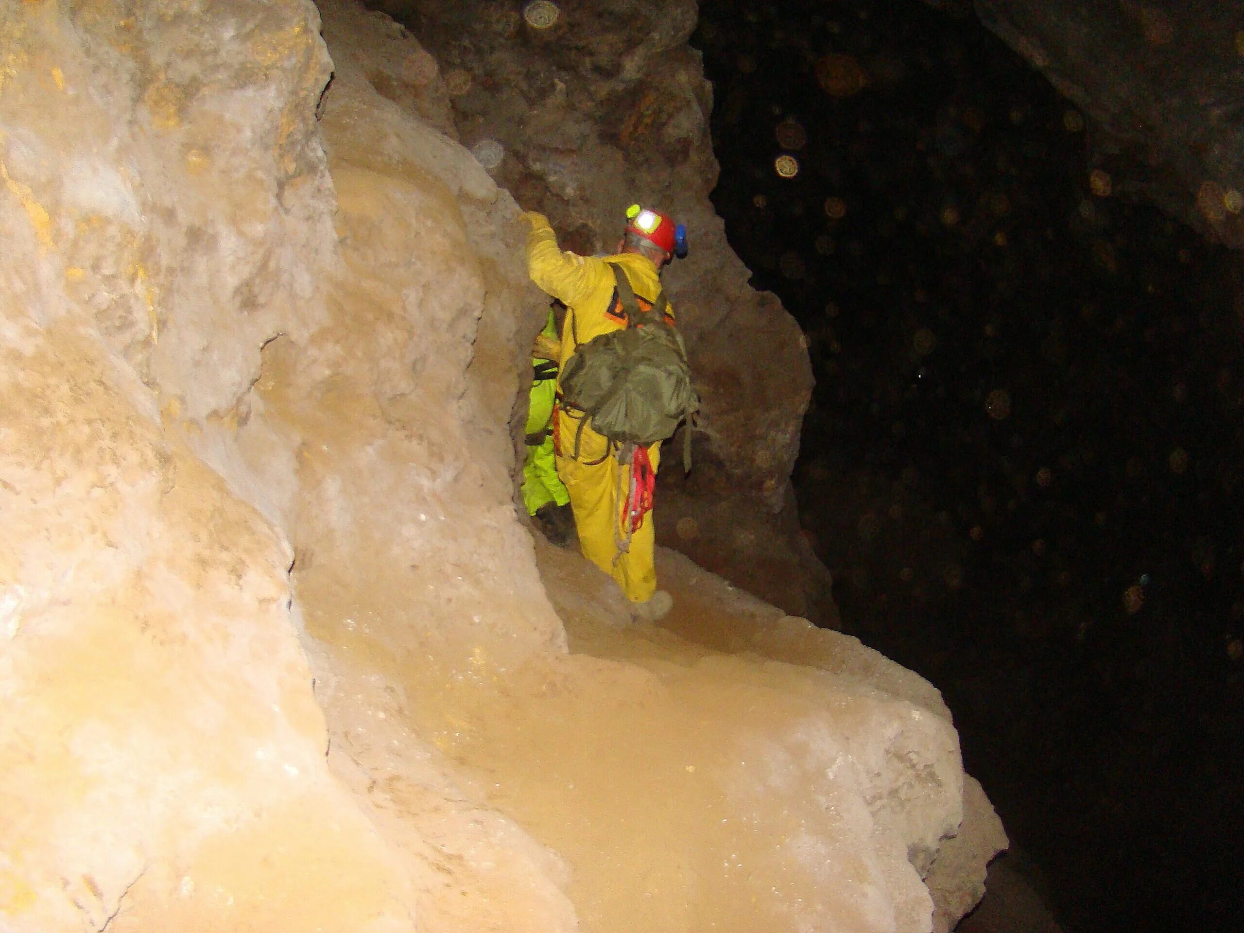 Почему экспедиция по изучению пещеры была. Рудник Кан и гут. Пещера Кан и гут. Кан и гут пещера Баткен. Кан-и-гут үңкүрү.