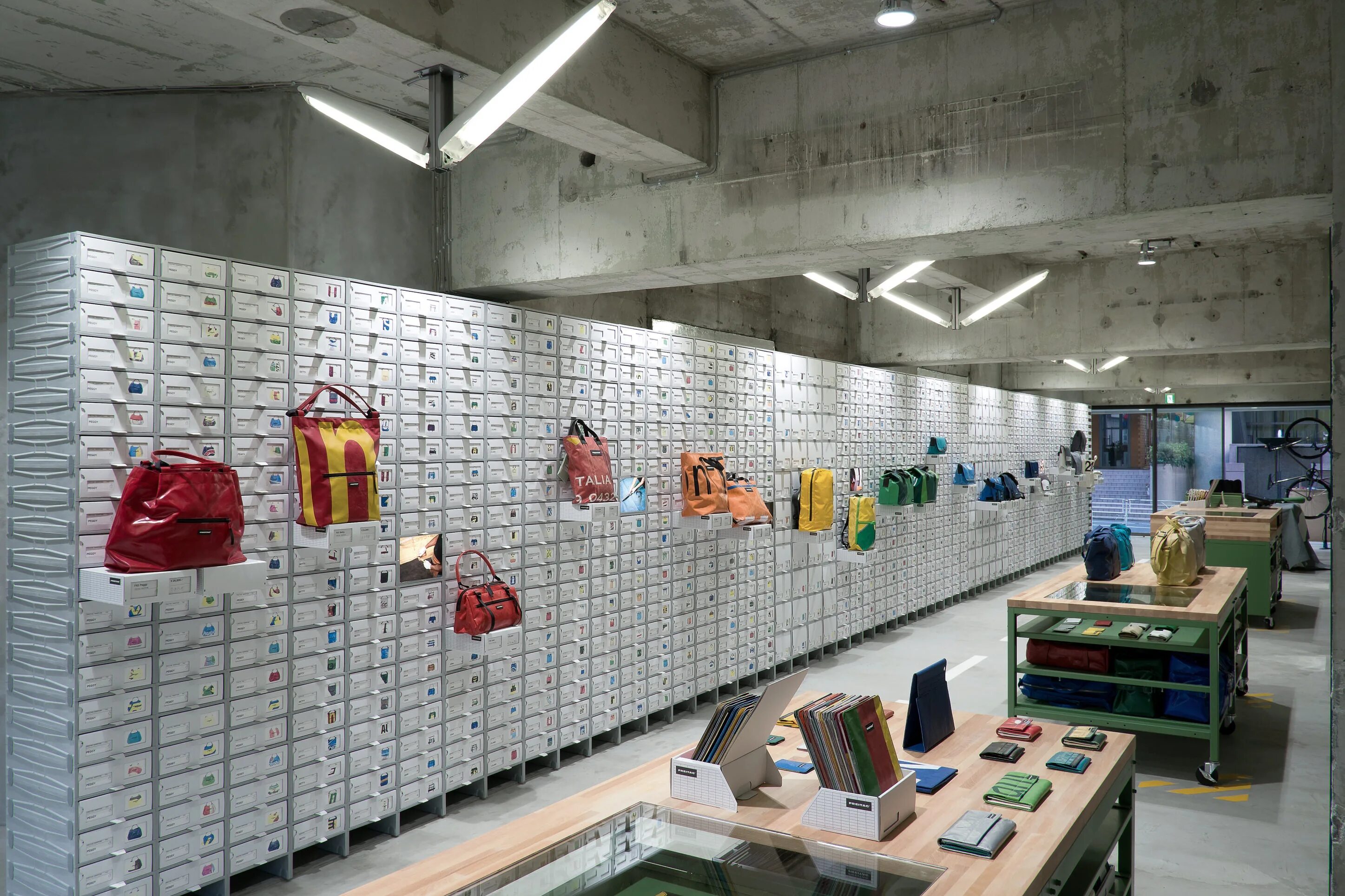 Shop we opened a hole. Выставка сумок. Магазин сумок Freitag в Цюрихе,. Дизайн мерчендайза это. Фабиан Фрайтаг интерьеры.
