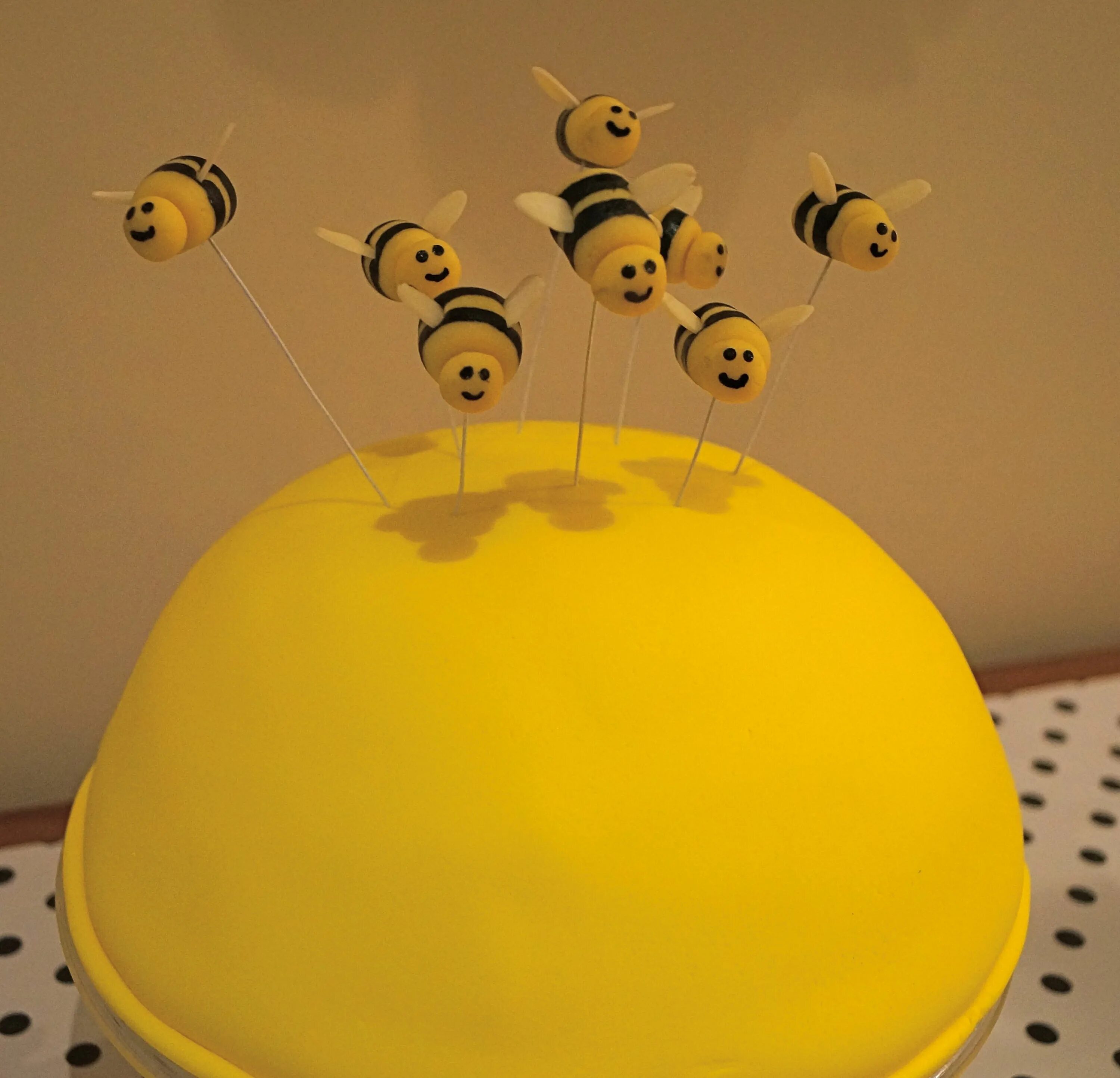 Пчёлы на сотах пластилин. Как сделать пчелку на торт. Декор для торта соты и пчелка. Пчелка из крема. Декор пчелки на торт.