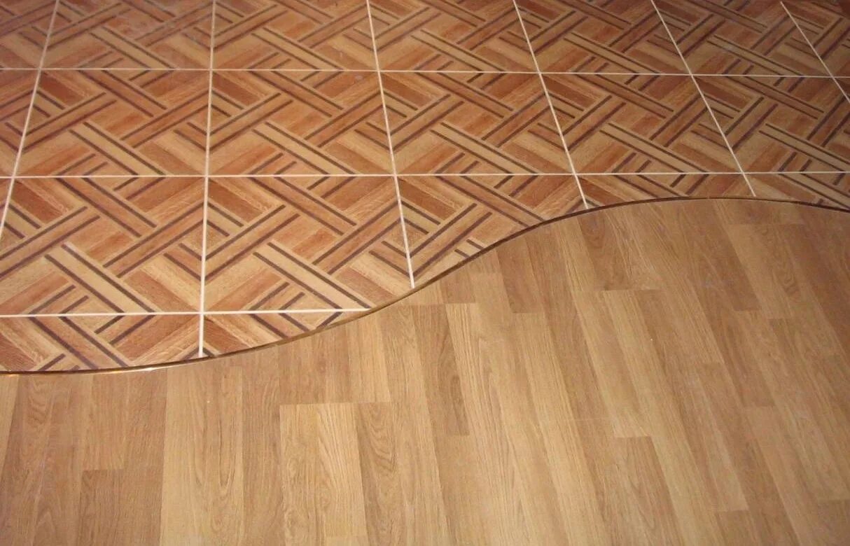 Как сделать стык линолеума. Незаметный стык линолеума. Стык линолеума в дверном проеме. Стык ламината между комнатами. Как сделать стык линолеума.