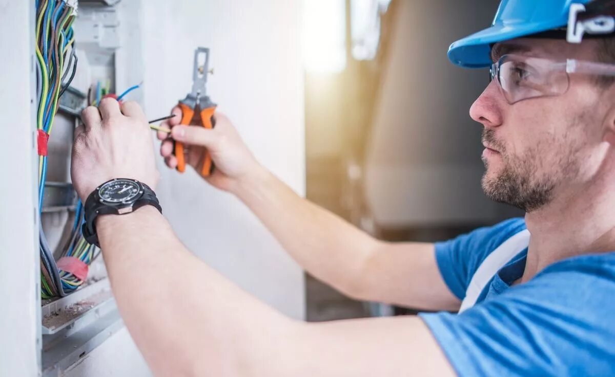 Электрооборудования. Электрик. Проверка электромонтажных работ. Электрика в квартире. Электромонтажник.