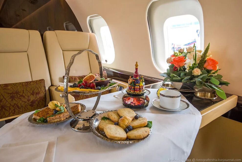 Bombardier global 7500 interior. Вип питание. Фуршет. Еда в бизнес классе. Вип еда.