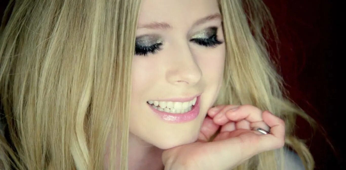 Аврил лавин 2022. Avril lavigne here's. Аврил лавин here's to never growing up. Avril lavigne гифка. Avril lavigne here's.