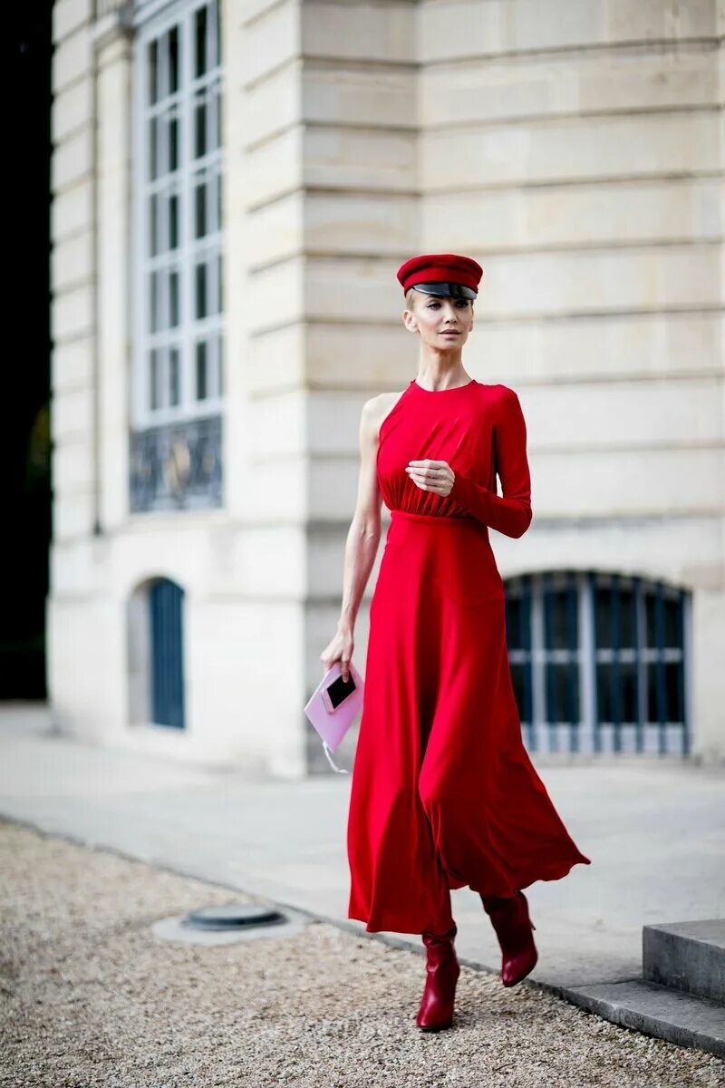 Стильное красное платье. Яркий образ. Образ с красным платьем. Платья в парижском стиле.