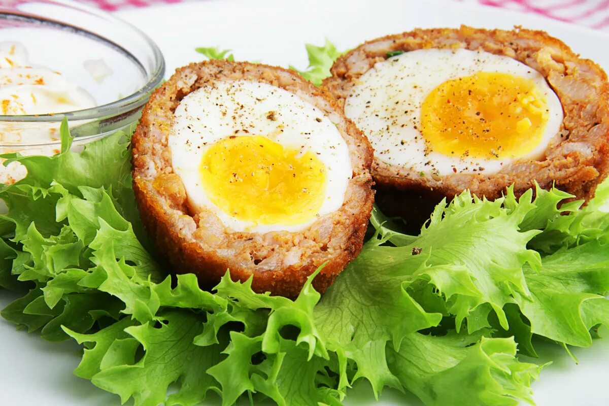 Какое блюдо приготовить из яиц. Яйцо по-шотландски. Scotch Eggs (яйца по-шотландски). Фарш с яйцом. Яйцо в фарше по шотландски.