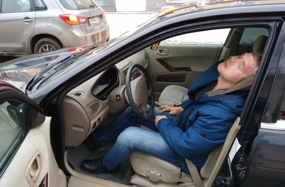 Водитель mitsubishi. Мужик уснул за рулем. водитель засыпает за рулем. водитель заснул за рулем. наркотики за рулём.