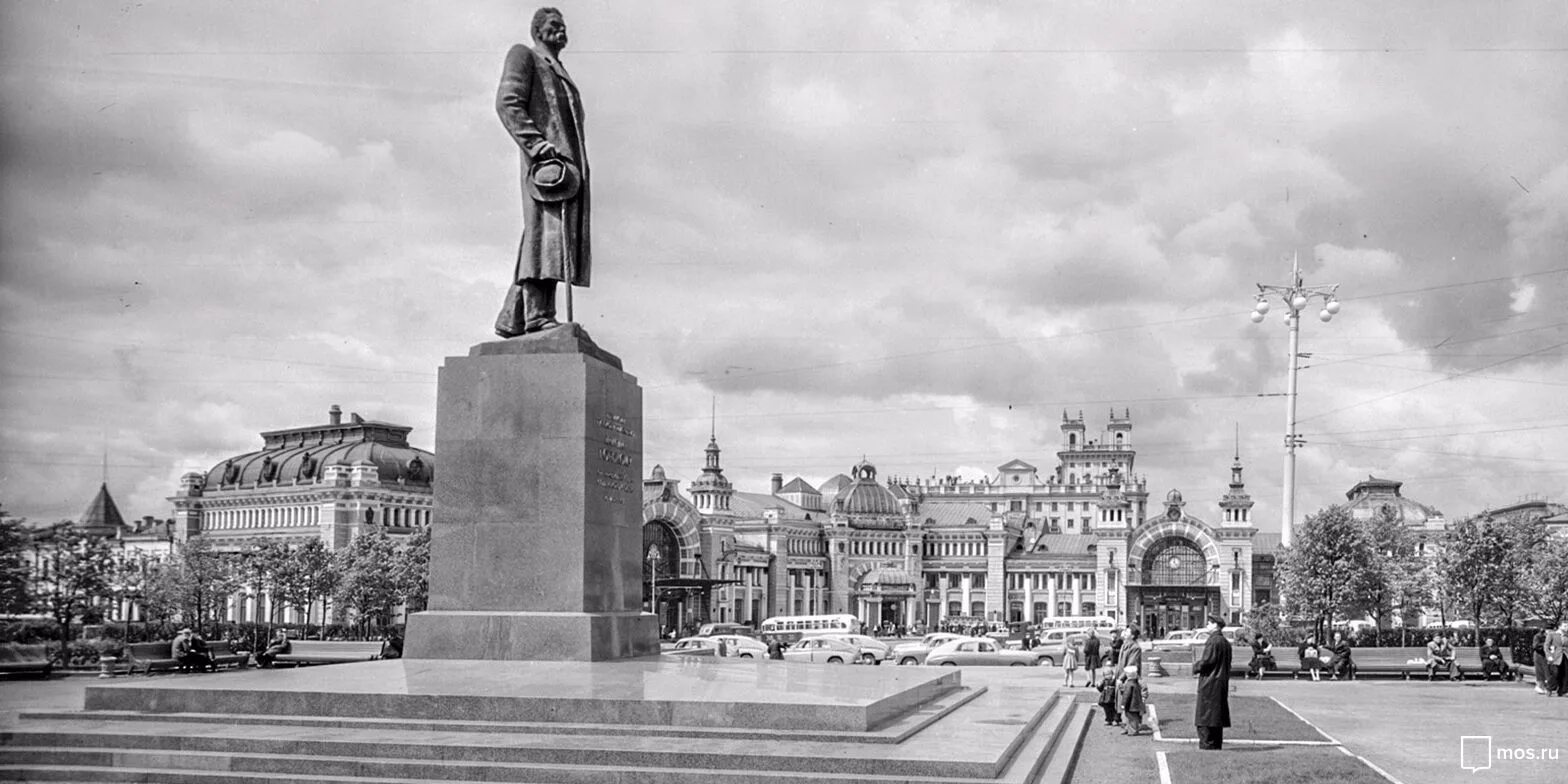 На какой площади установлен памятник. Памятник максиму горькому в москве на белорусском вокзале. статуя горького для площади белорусского вокзала москвы. мухина памятник горькому у белорусского вокзала. площадь белорусского вокзала памятник горькому.