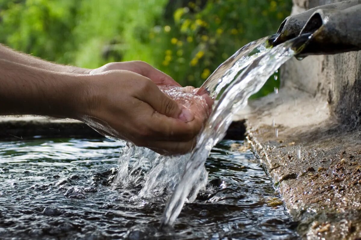 Можно ли пить из родника. Источник воды. Чистая вода. Пресная вода. Природные источники воды.
