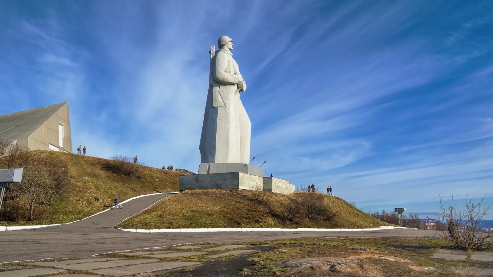 Памятник защитникам советского заполярья в мурманске. Памятник алеше в мурманске. Мемориал алеша в мурманске. Мемориал защитникам заполярья в мурманске. Мурманск защитникам советского заполярья.